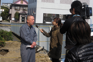 テレビ朝日の取材に対して被災地の現状を説明