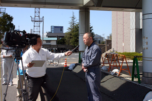 成田ケーブルテレビの取材に対して液状化の現状を説明