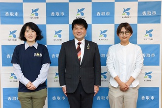 地域おこし協力隊の正慶さん（右）、堺さん（左）と市長