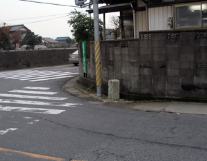 交差点に建つ道路元標（八都）