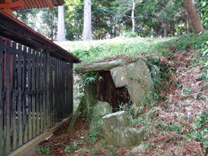 社殿東側に残る又見古墳石室