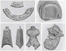 禅昌寺山古墳出土遺物　上右：石枕　上左：銅鏡片　下：右から鏡板・杏葉・馬鐸
