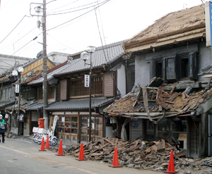 地震発生直後の正文堂の並び