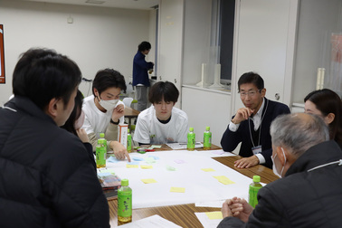 グループワークで意見交換をしている様子