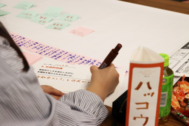 紙に意見を記入している様