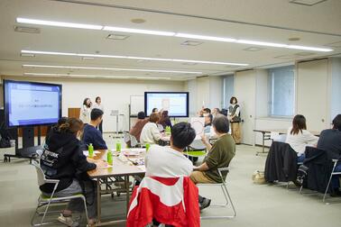 クイズに取り組む様子の写真