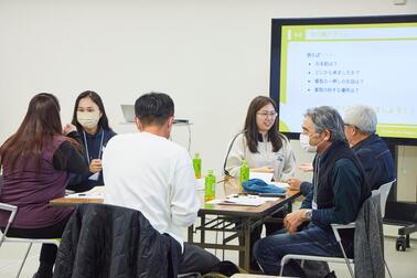 自己紹介をしあう様子の写真