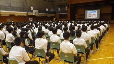 佐原中学校での出前授業の様子の写真1枚目