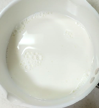 鍋に牛乳と粉寒天を入れて混ぜた写真