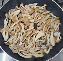 キノコ類を焼いている写真