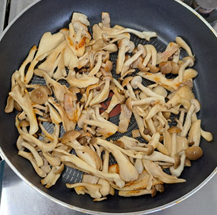 キノコ類に焼き色がついた写真