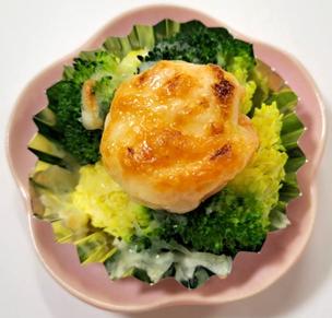 料理を盛りつけた写真