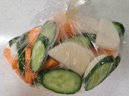 野菜をポリ袋に入れて塩もみした写真
