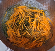 昆布とにんじんを煮た写真