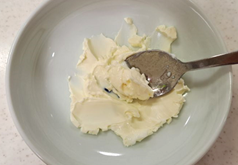 チーズをつぶしている写真