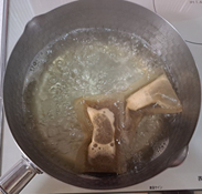 だしパックを煮出している写真