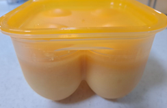 容器に卵を入れて漬けた写真