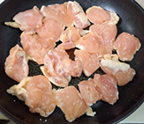 鶏肉の皮側を焼いている写真