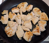 鶏肉を返して蒸し焼きした写真