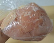 鶏肉に塩麹をもみ込んだ写真
