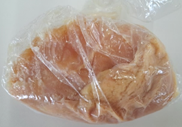 鶏肉に塩麹と卸しにんにくをもみ込んだ写真