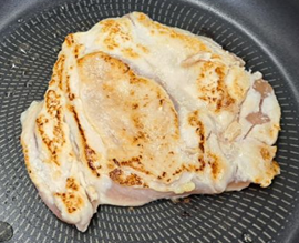 鶏肉を裏返して更に焼いている写真