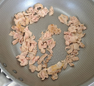 肉を焼き色がつくまで炒めた写真