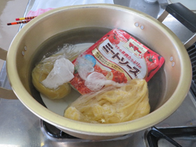 レトルトパスタソースも同じ鍋で温めている写真