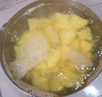 芋をゆでている写真