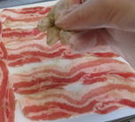 肉に塩こしょうで下味をつけている写真