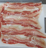 肉に小麦粉を振った写真
