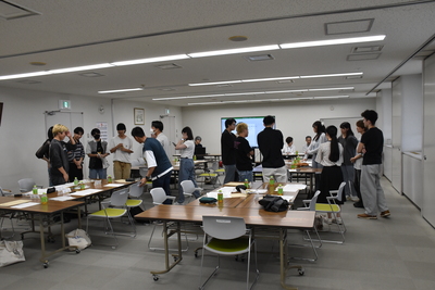 会議の様子（テーマ決めの話し合い）