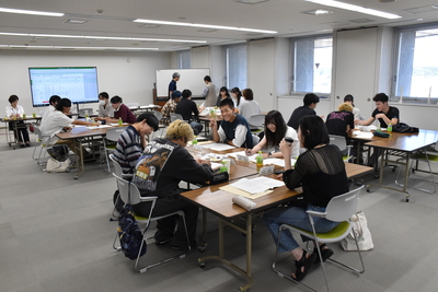 会議の様子（パンフレットの写真選び）