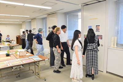 会議の様子（パンフレットの写真選び）