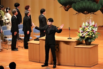 国歌斉唱（実行委員が指揮）