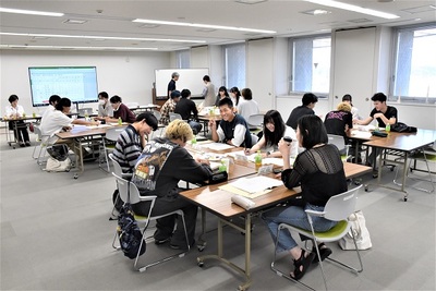 会議の様子（テーマ決めの話し合い）