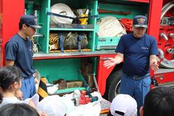 消防車の整備を見ているようす。