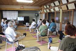 ビデオを見ながら体操に取り組むようす