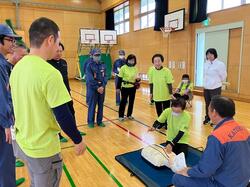 心肺蘇生法実習のようす。