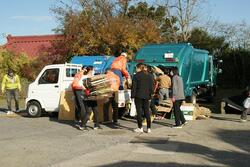 廃品回収のようす。