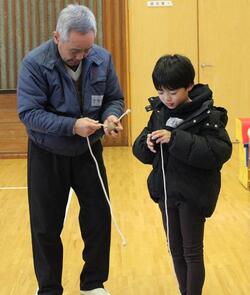 こまをするようす