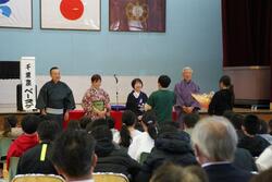 お礼の言葉と花束贈呈をしました。