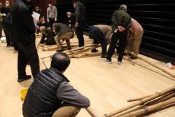 竹テントを組み立てる様子