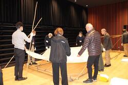 竹テントを組み立てる様子