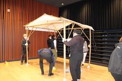 竹テントを組み立てる様子