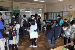 児童による出店のようす