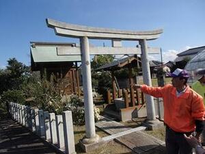 歴史散策として神社に立ち寄っている写真