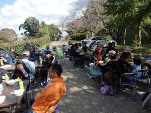 ウォーキング参加者が昼食をとっている写真