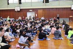 拍手をする子どもたち。