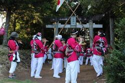 鳥居前での演奏のようす。